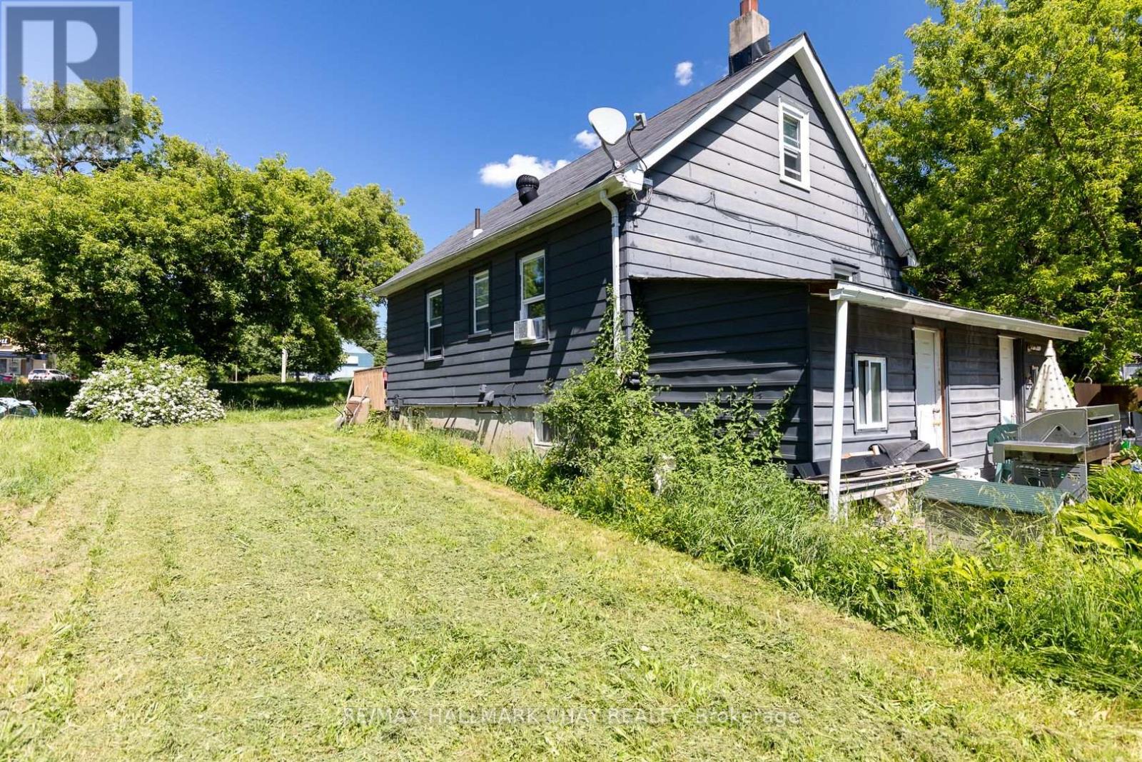 374 Yonge Street Property Photo 11