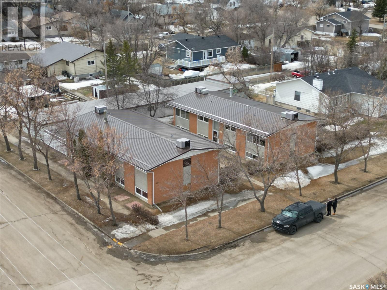 301 - 309 3rd Avenue W Property Photo 1