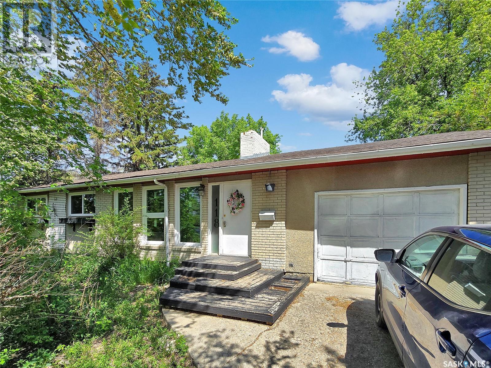 118 N Railway STREET W Property Photo 1