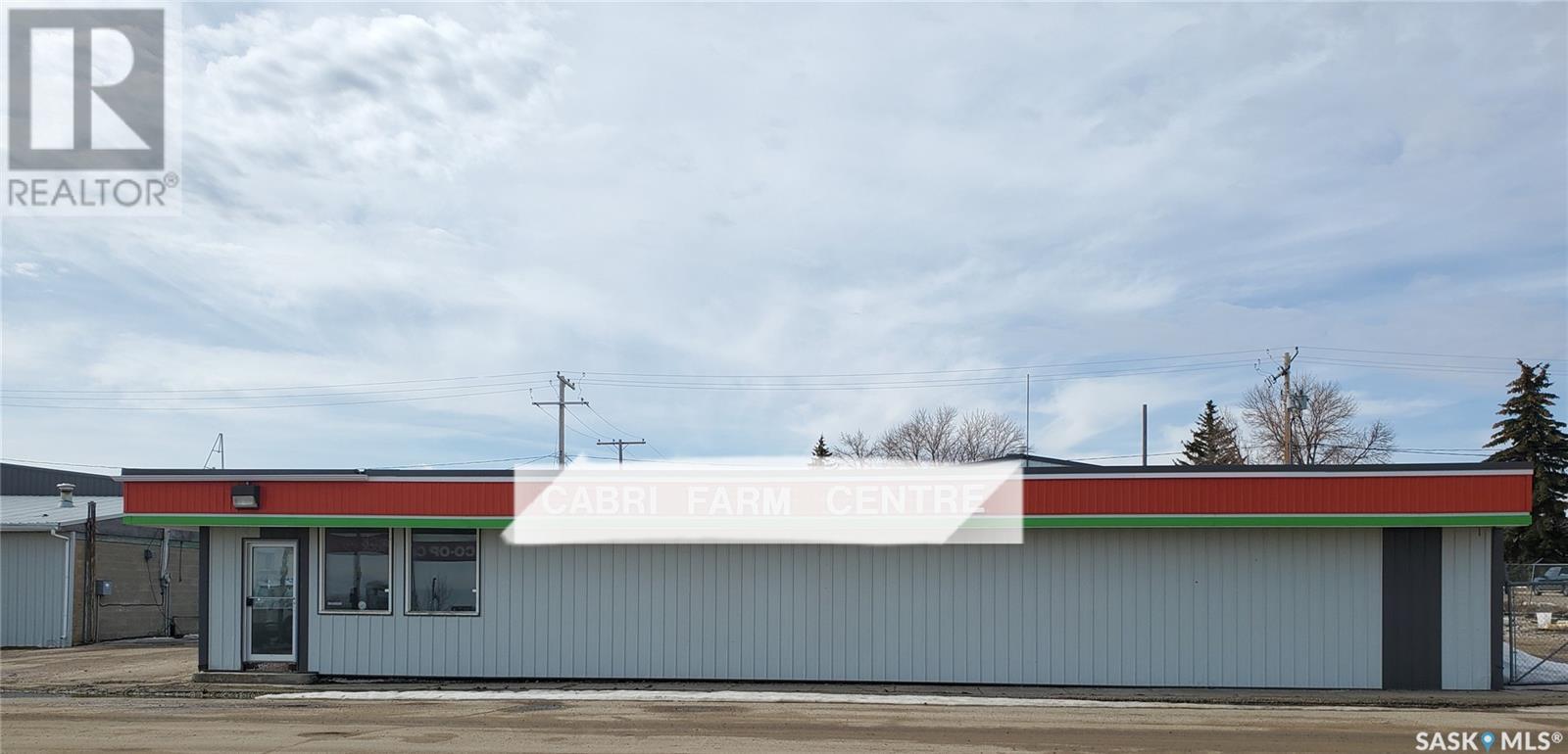 102 Railway Avenue N Property Photo