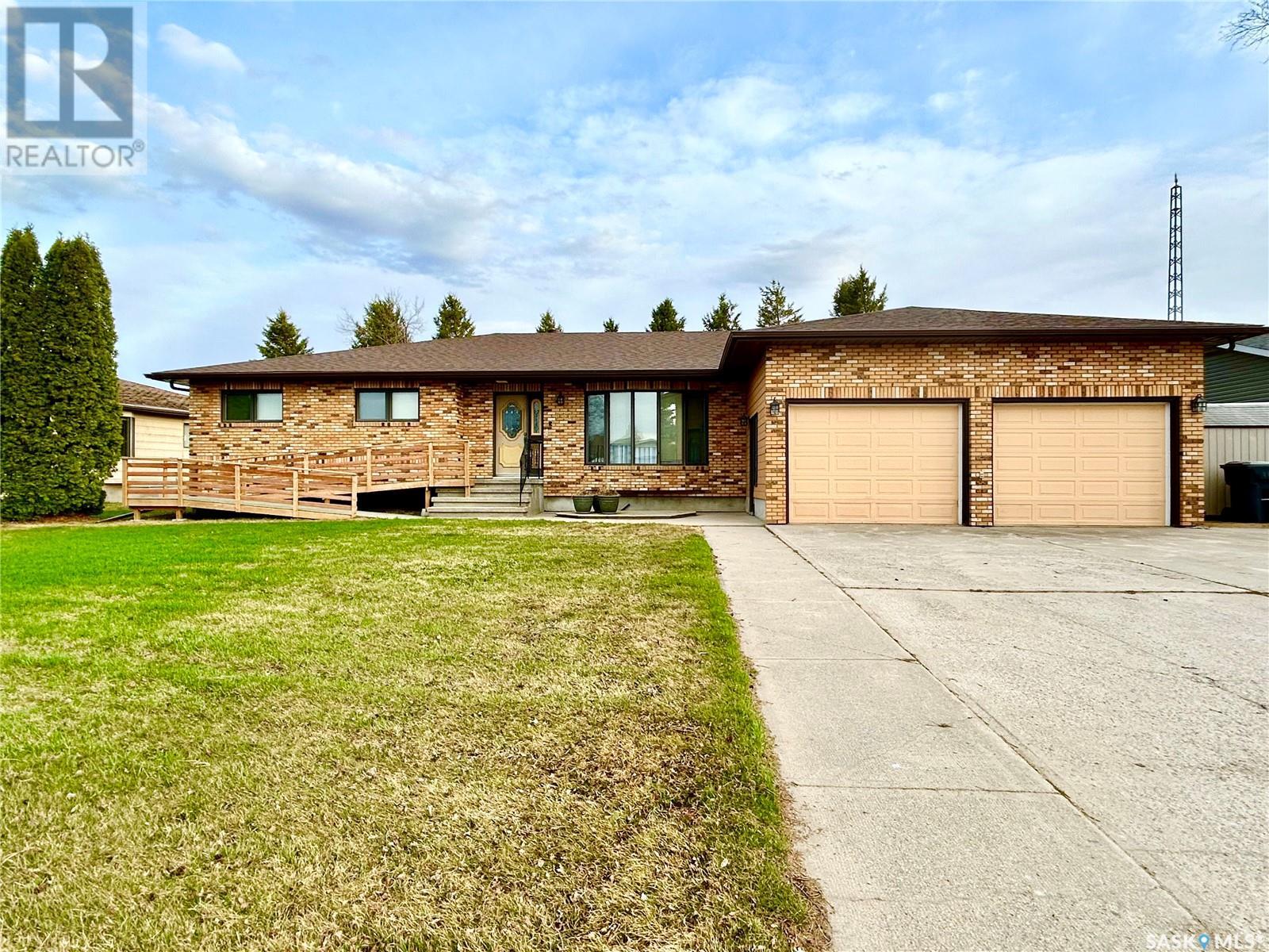 537 Fir Crescent Property Photo 1