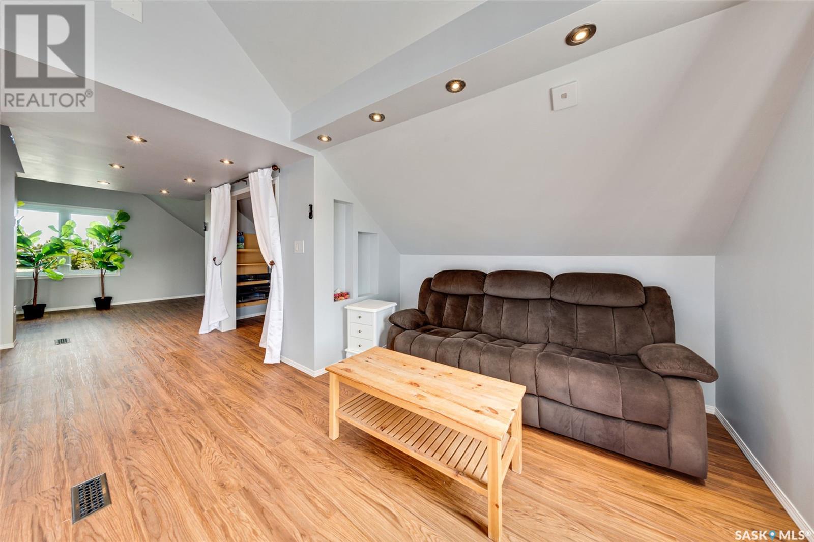 518 12th Street E Property Photo 33