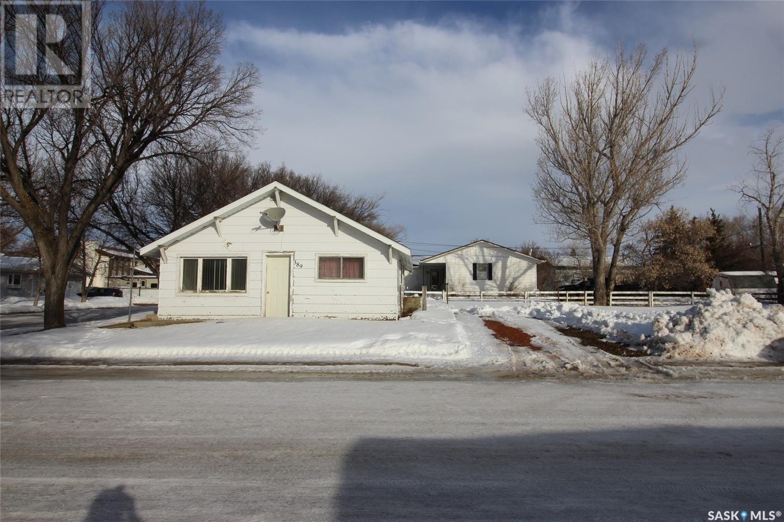 389 6th AVENUE W Property Photo 1