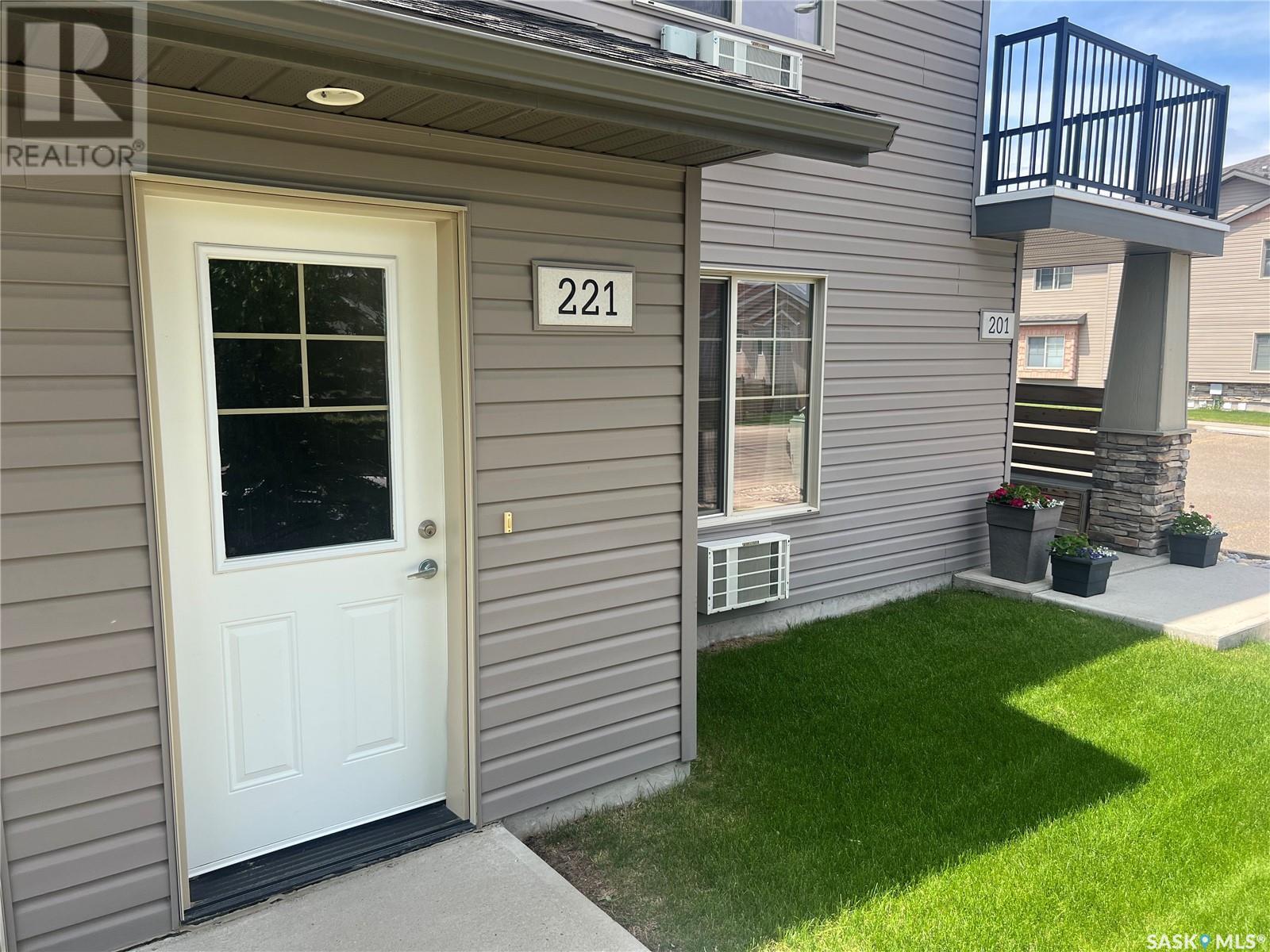 221 700 Battleford TRAIL Property Photo 1