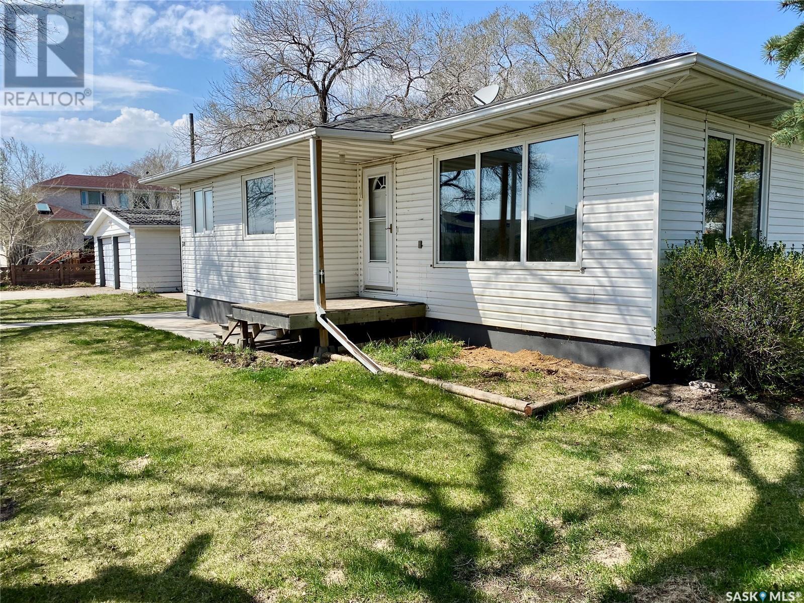 320 2 Street E Property Photo