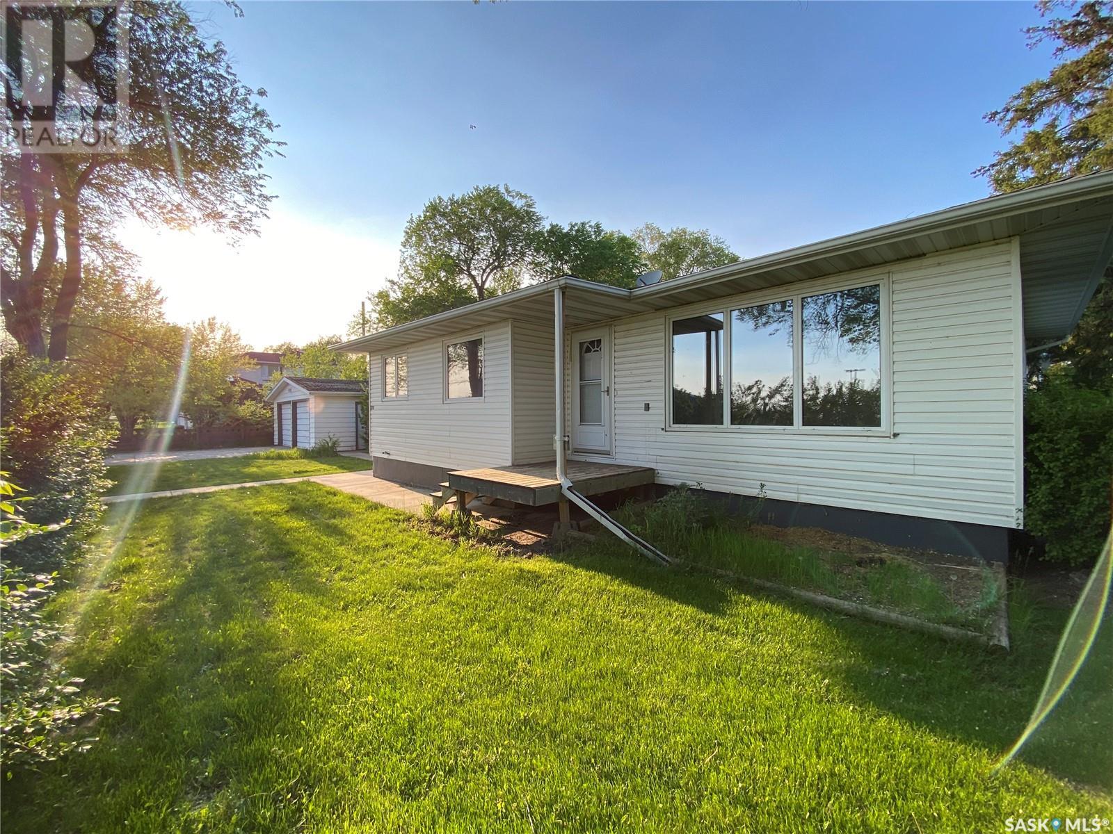 320 2 Street E Property Photo 1