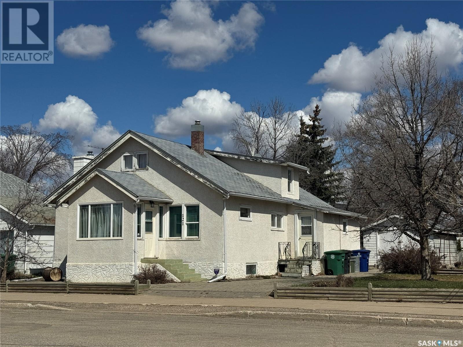 121 2nd Avenue W Property Photo 1