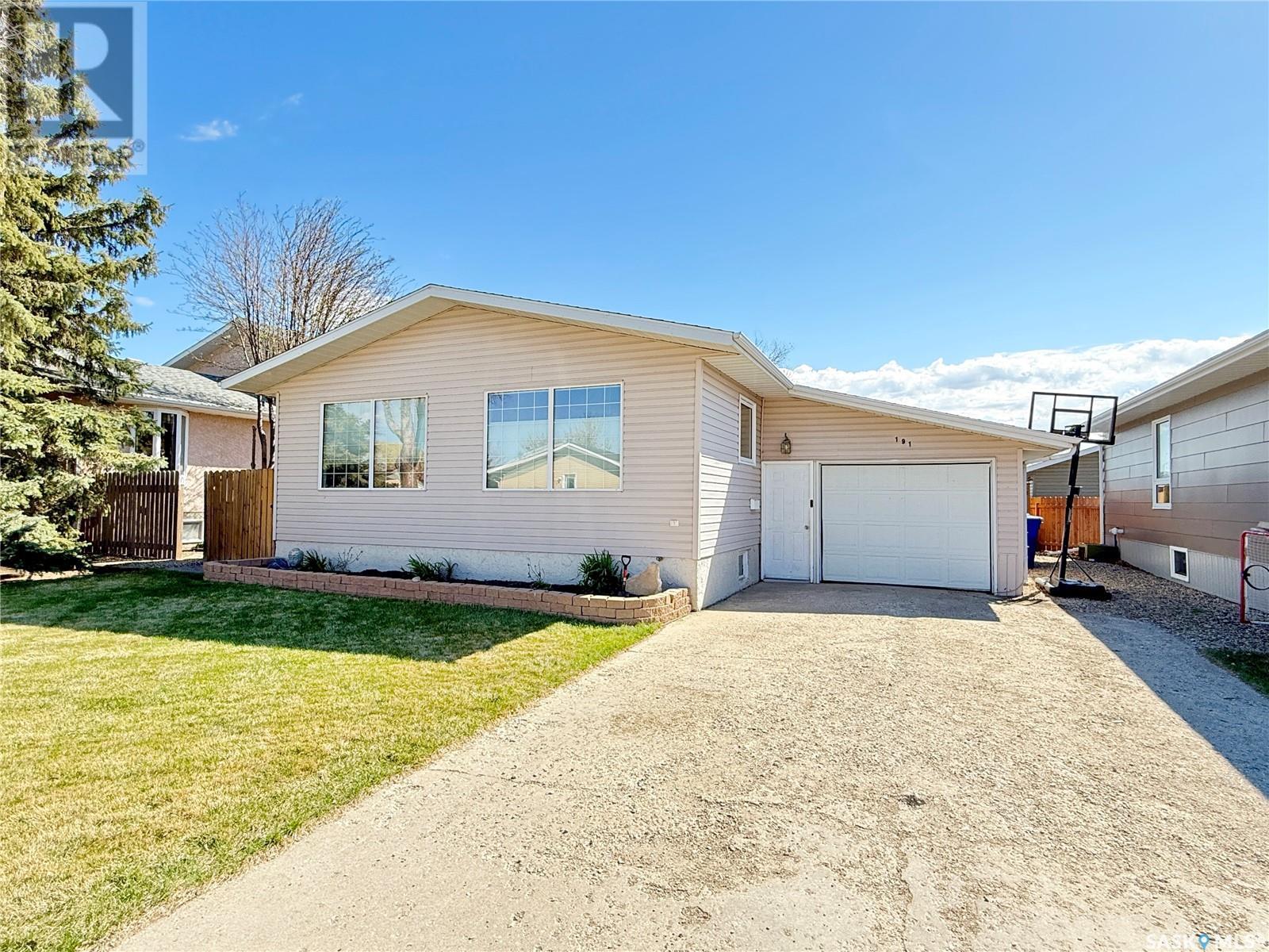 191 Montgomery CRESCENT Property Photo 1