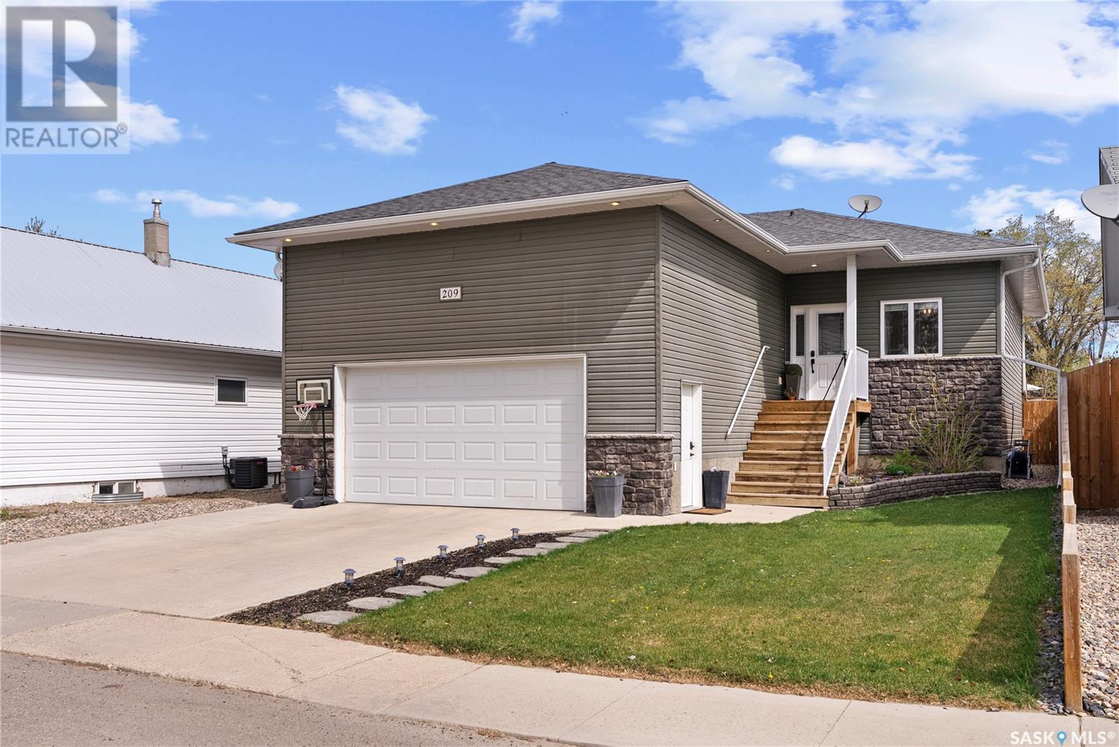 209 5th Avenue E Property Photo 1