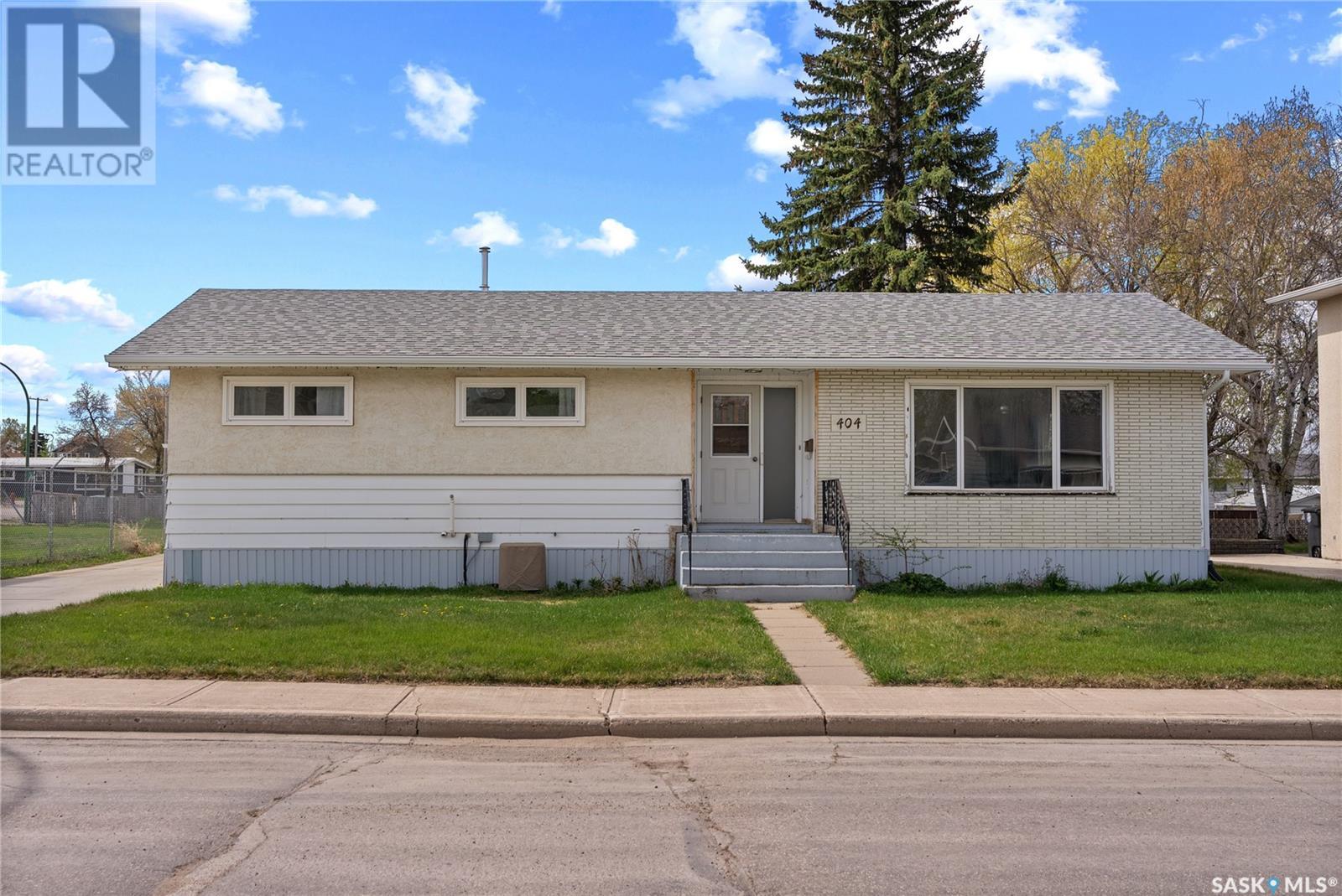 404 6th Avenue W Property Photo 1
