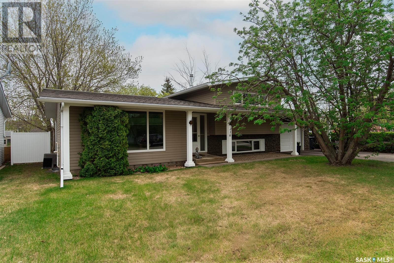 316 8th STREET E Property Photo 1