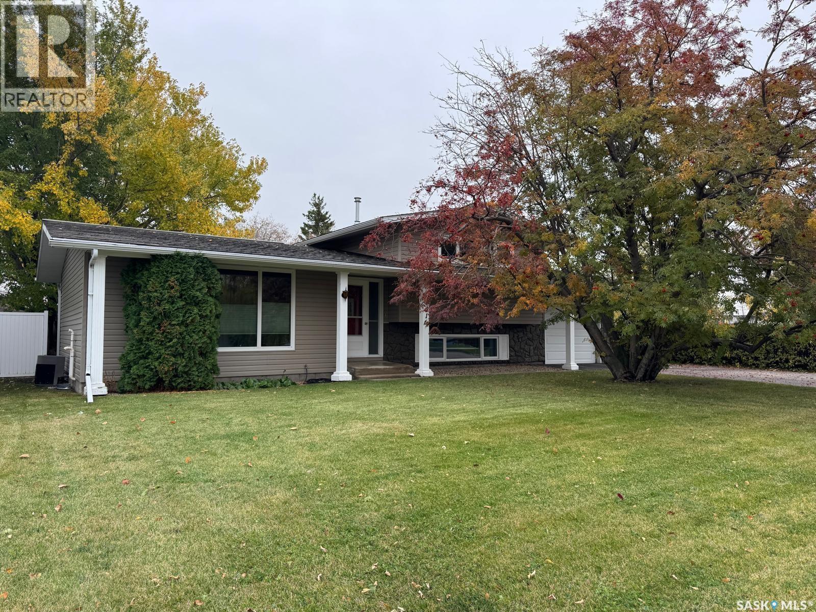 316 8th Street E Property Photo 1