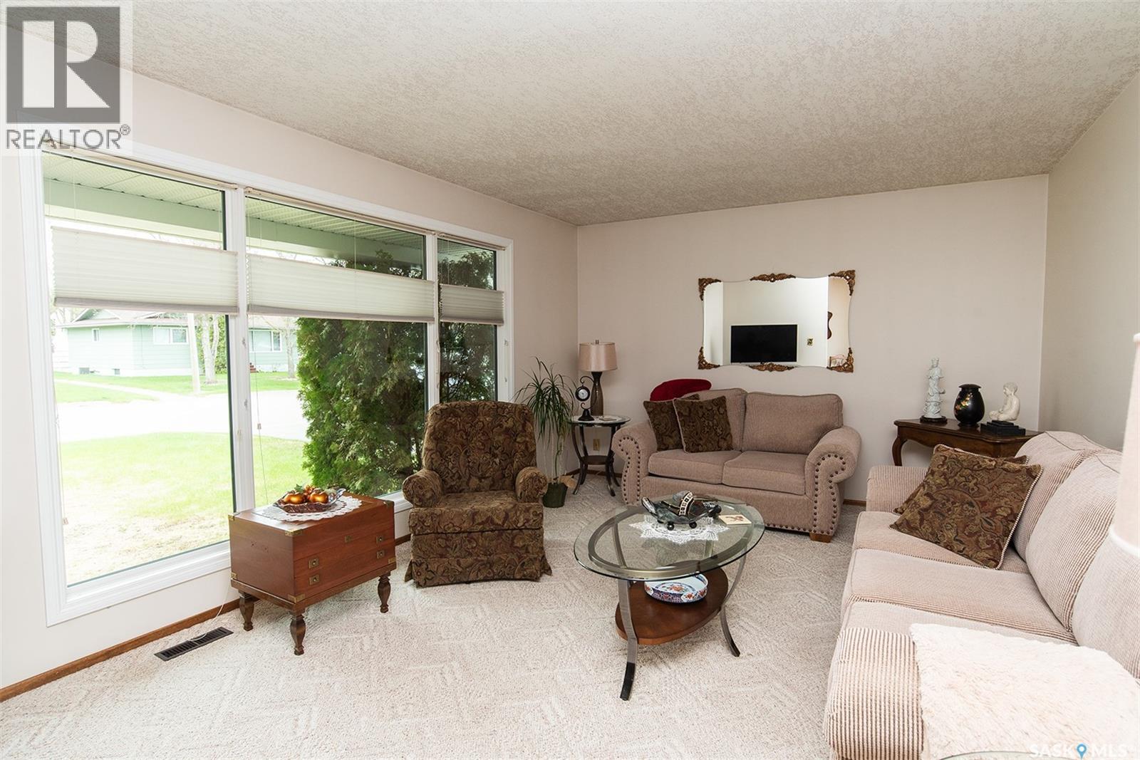 316 8th Street E Property Photo 3