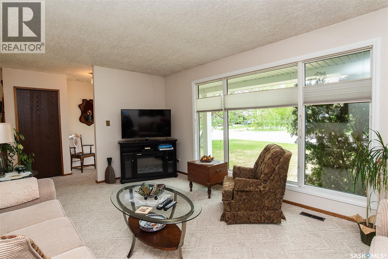 316 8th Street E Property Photo 5