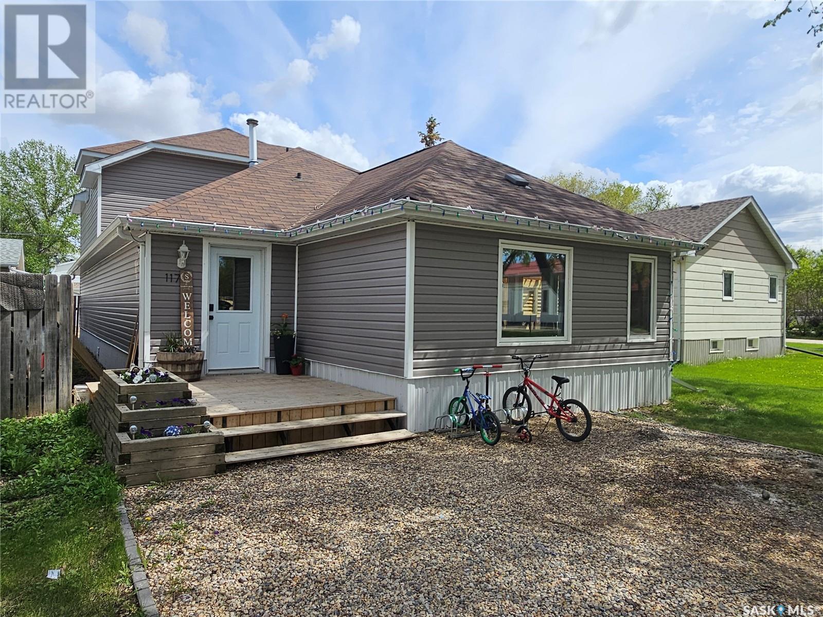 117 2nd Street W Property Photo 1