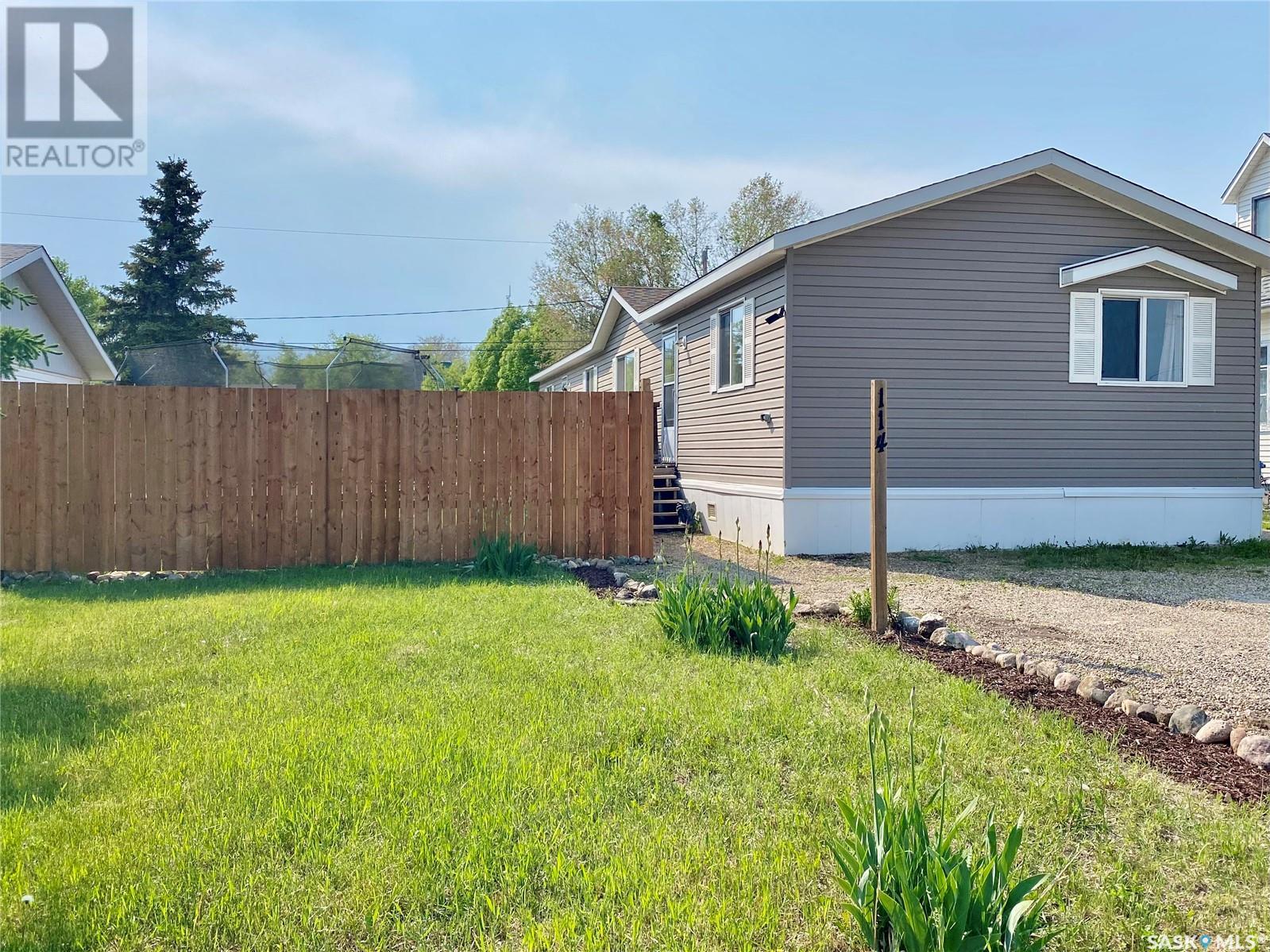 114 3 Street E Property Photo 1