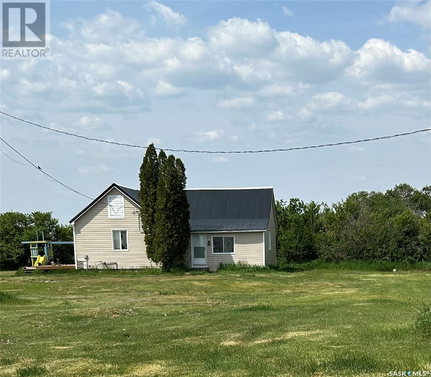 Osiowy Acreage Property Photo 1
