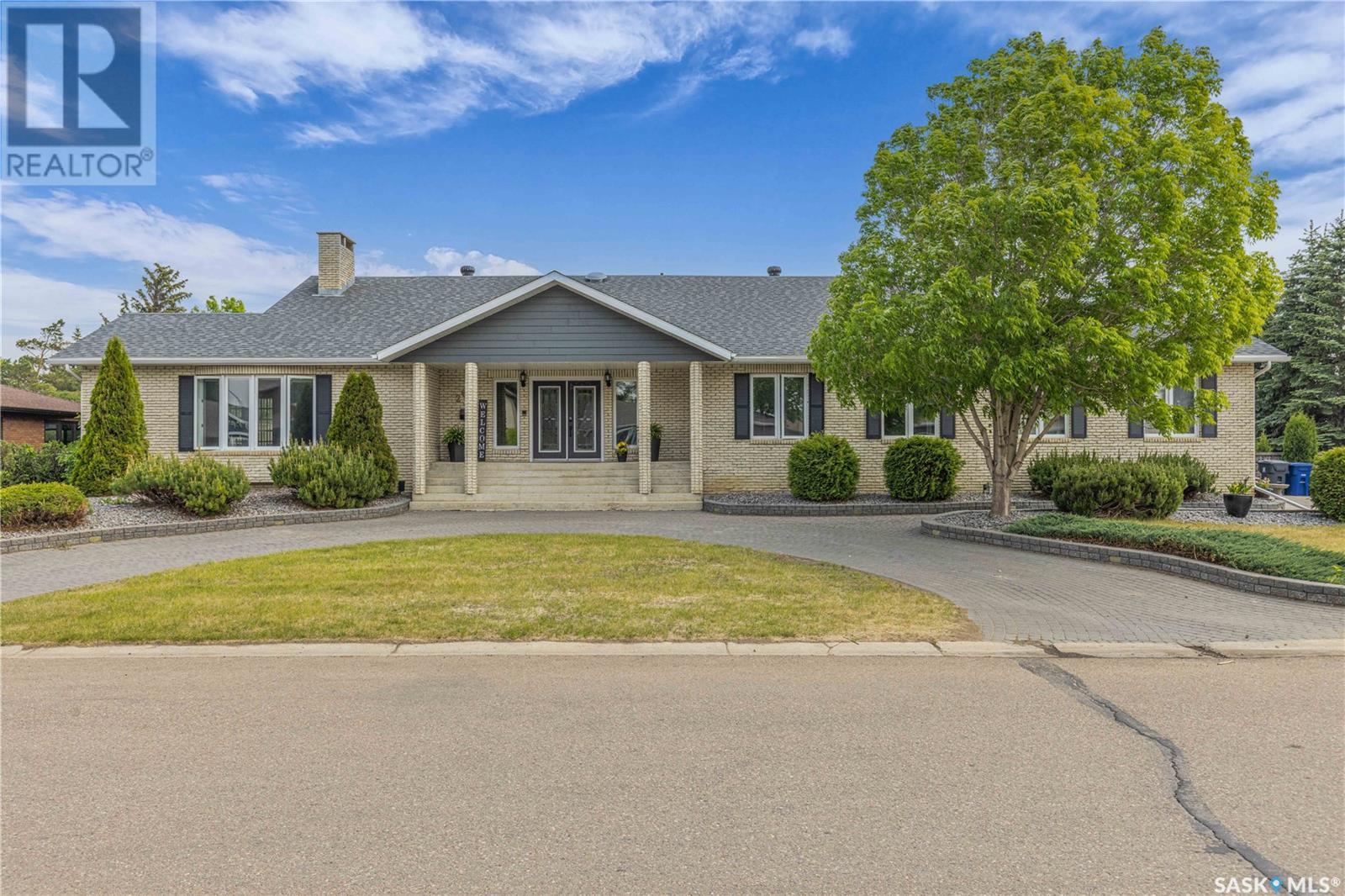 262 Riverbend Crescent Property Photo 1
