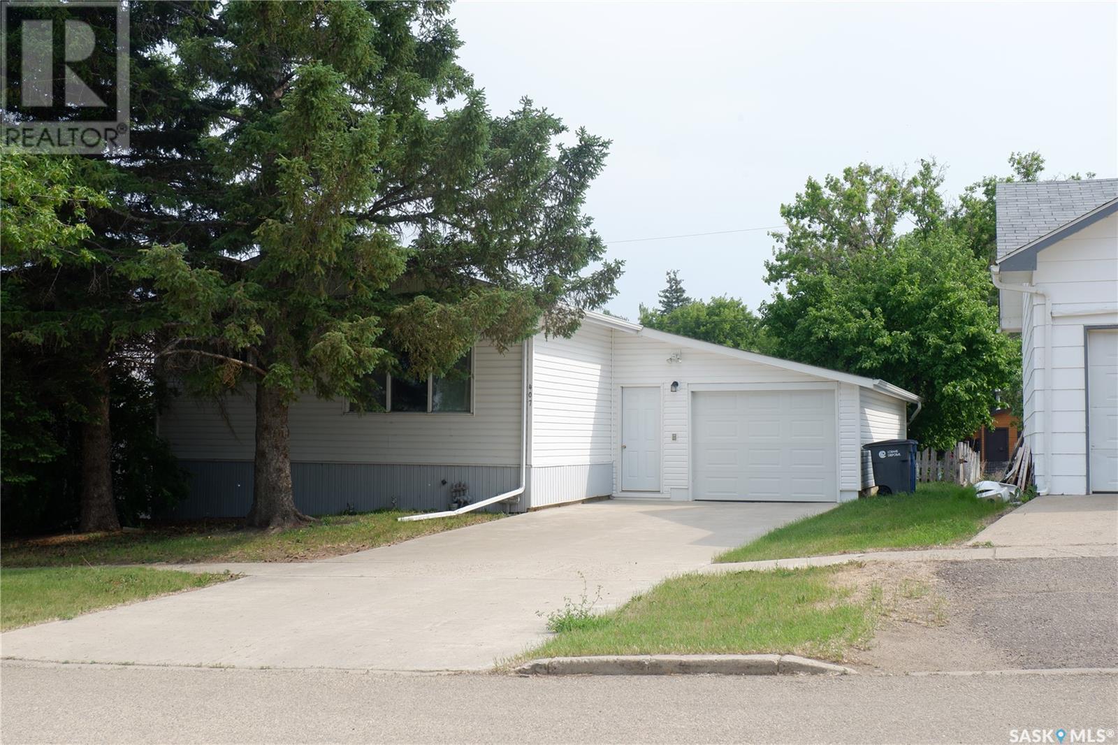 407 3rd AVENUE W Property Photo 1