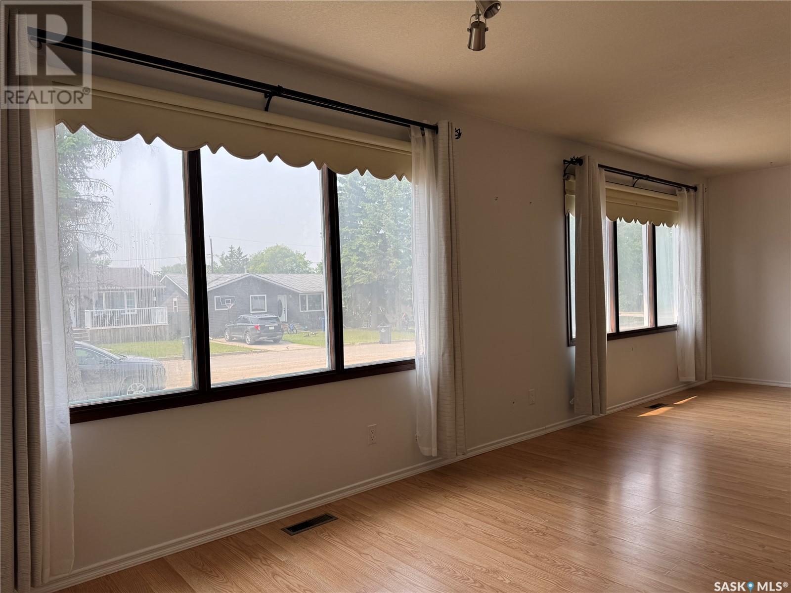 208 7th Street E Property Photo 6