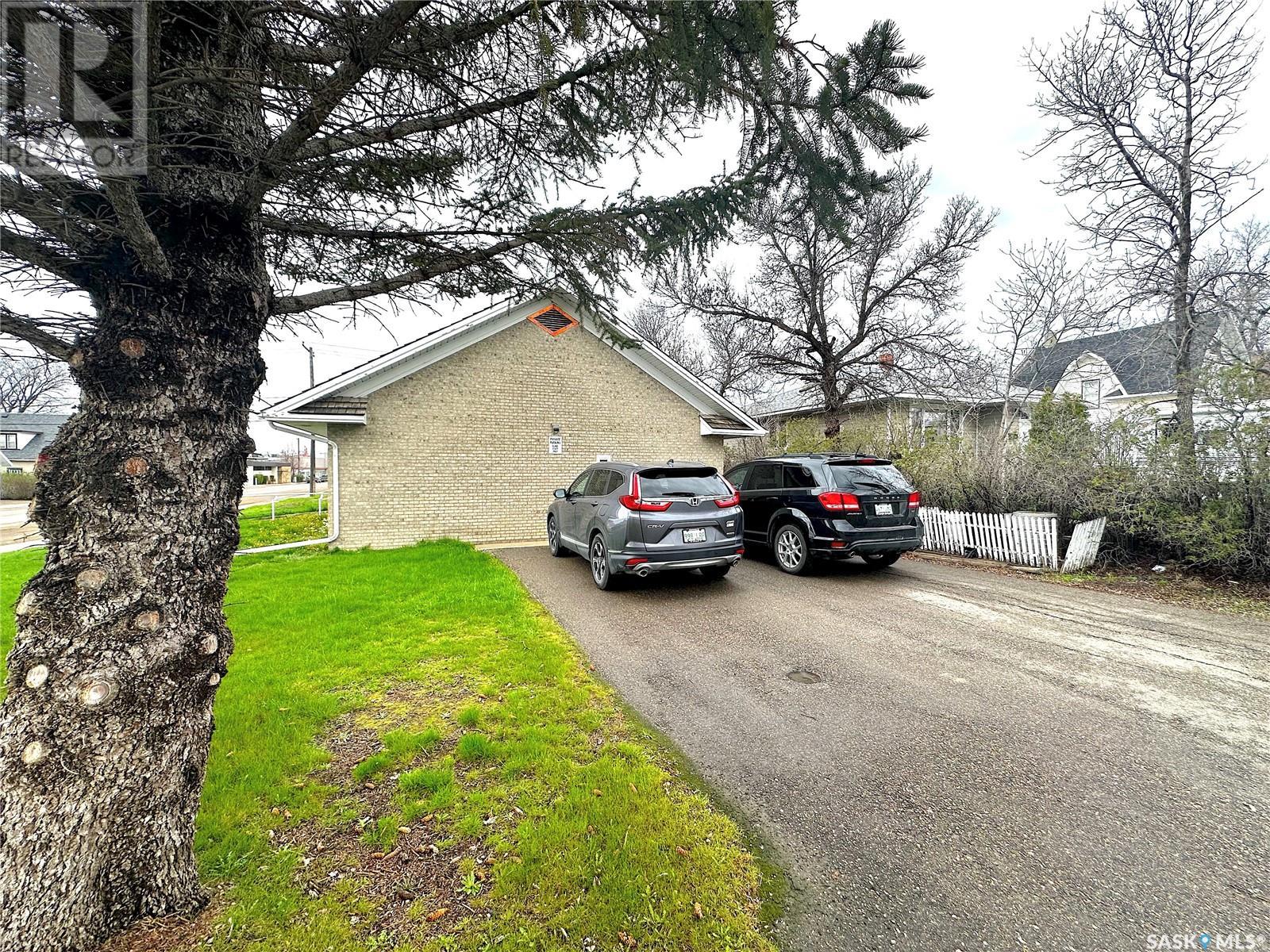 215 Chaplin Street W Property Photo 3