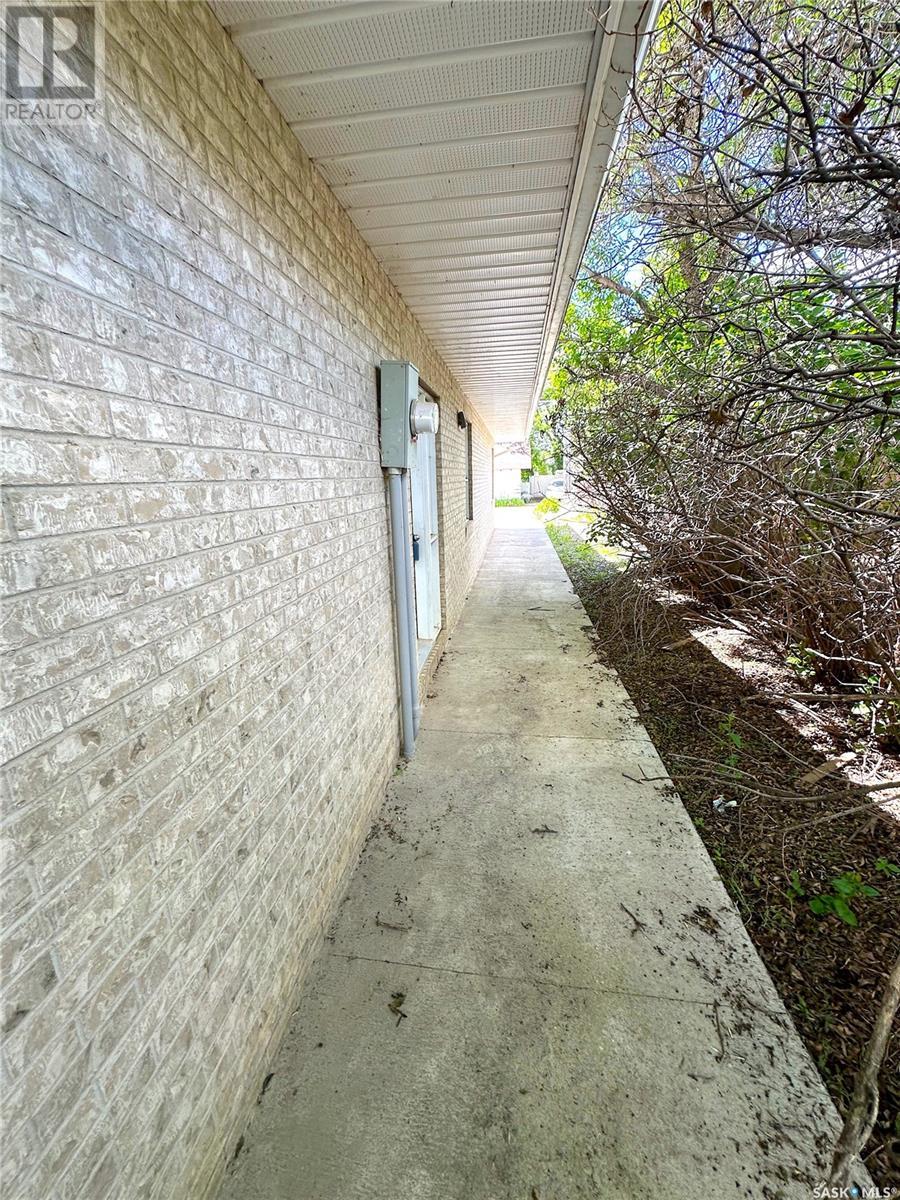 215 Chaplin Street W Property Photo 30