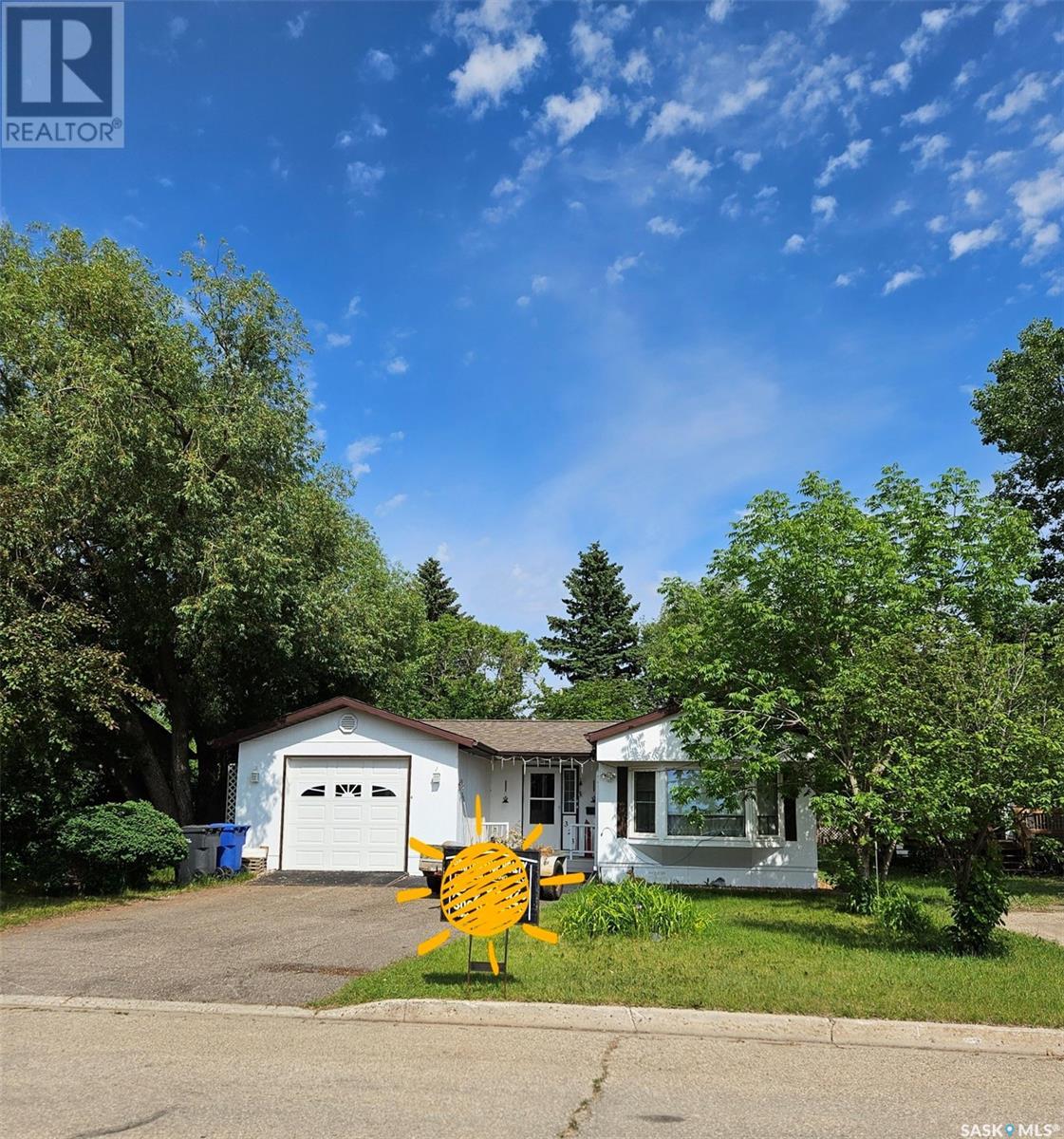 323 6th Street W Property Photo 1