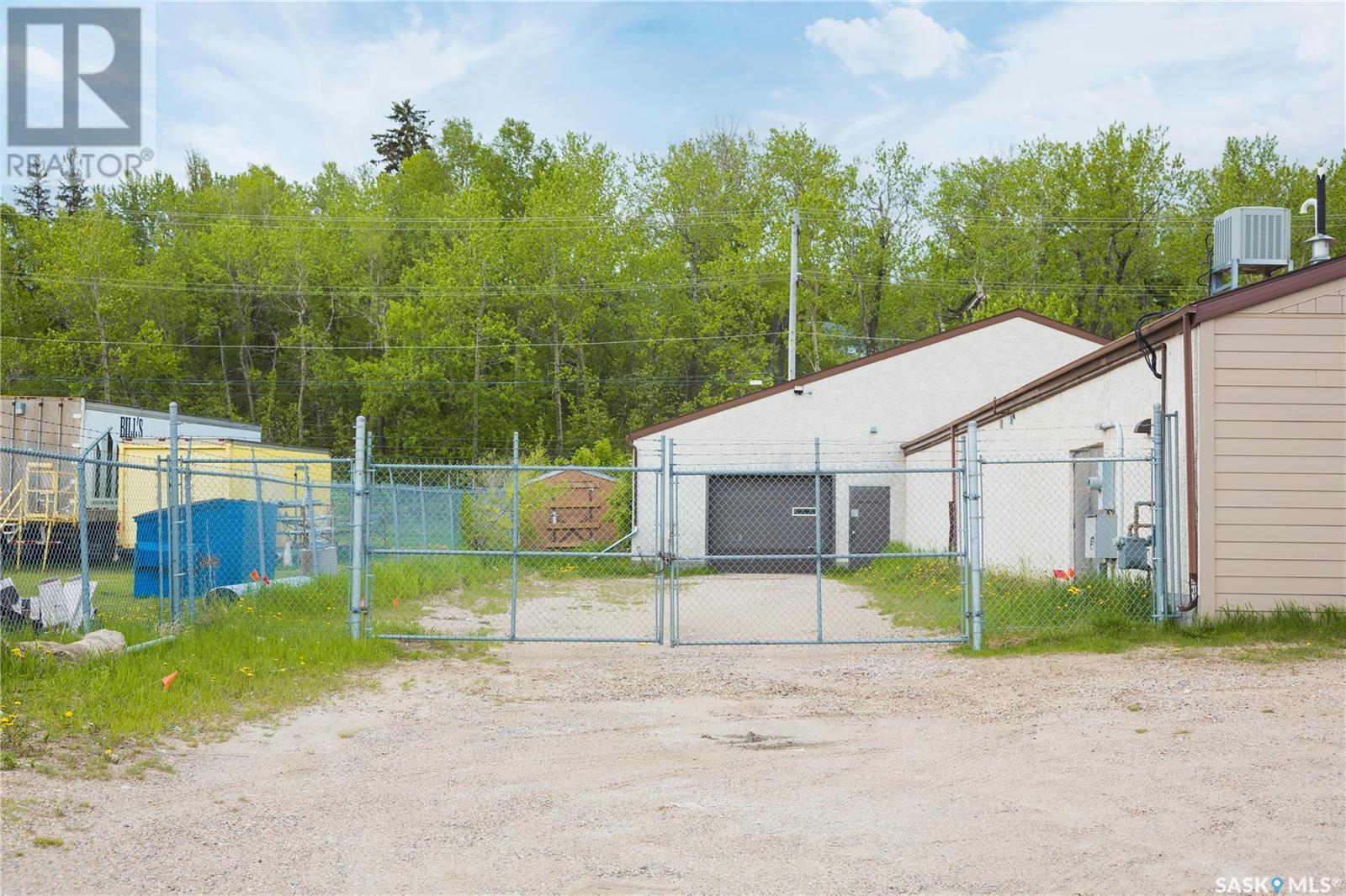 325 17th Street W Property Photo 2