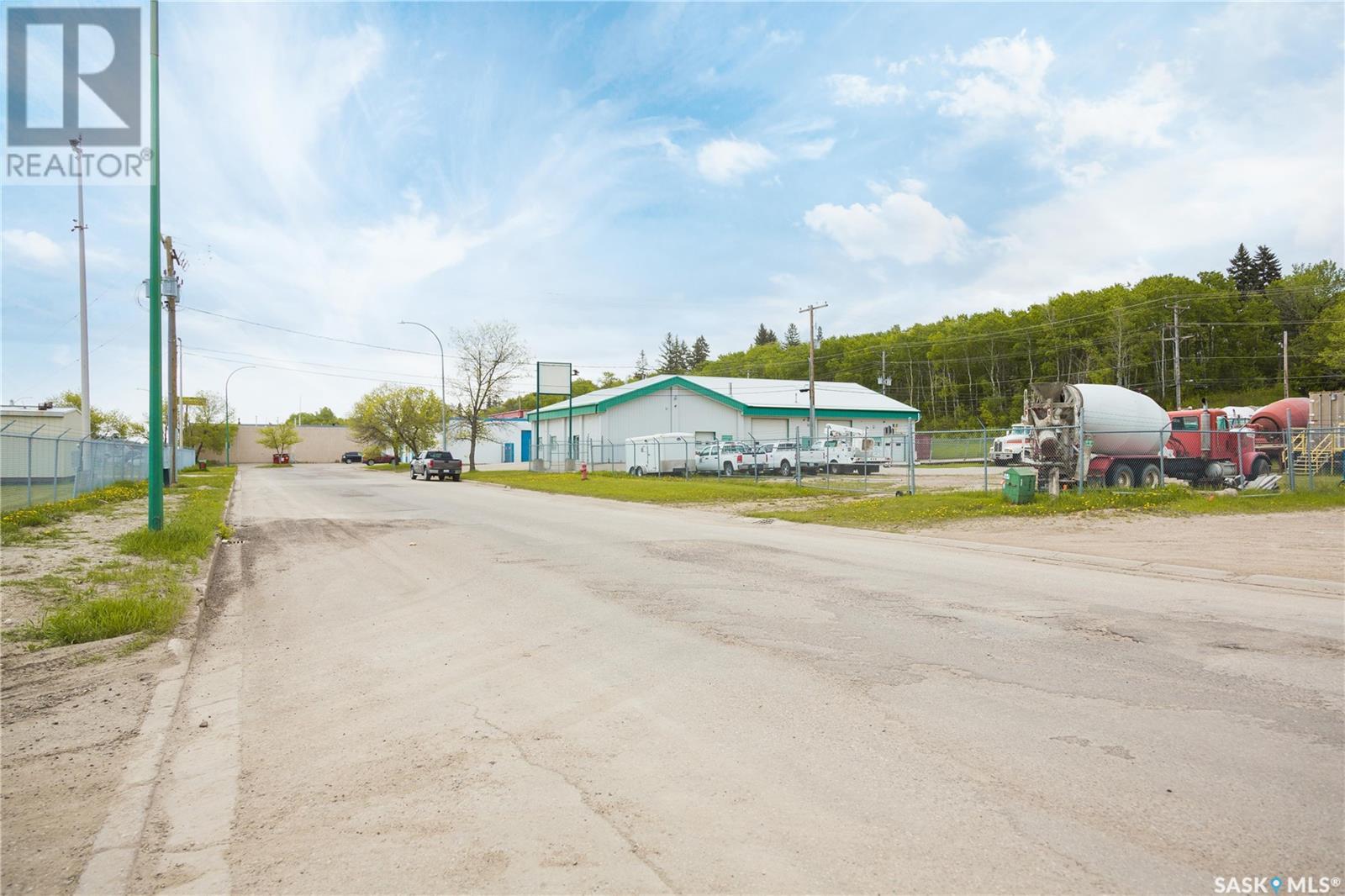 325 17th Street W Property Photo 4