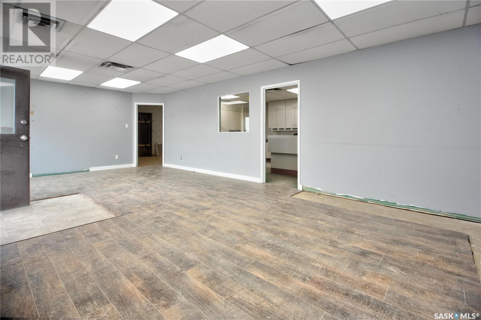 325 17th Street W Property Photo 6