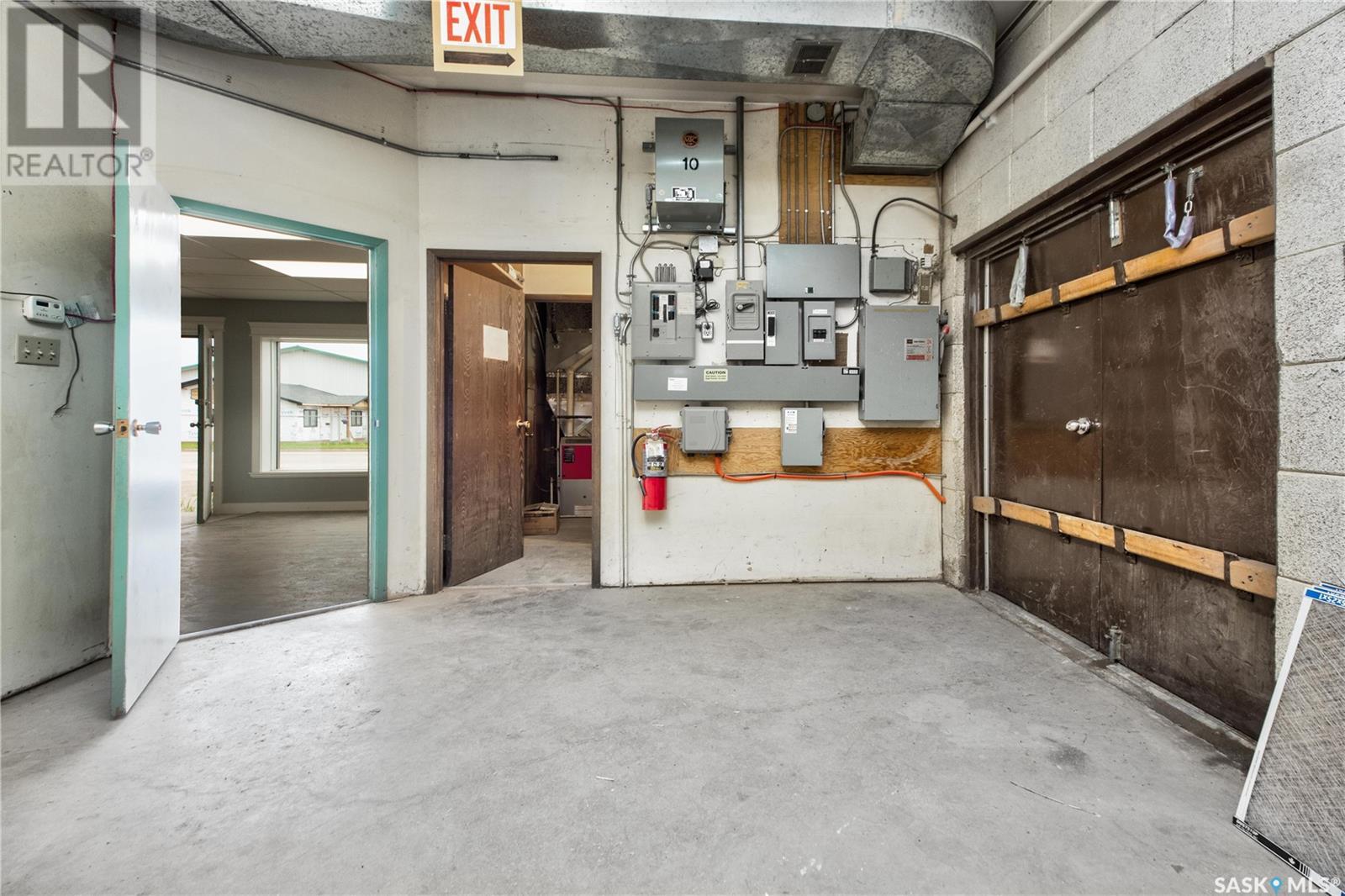 325 17th Street W Property Photo 9