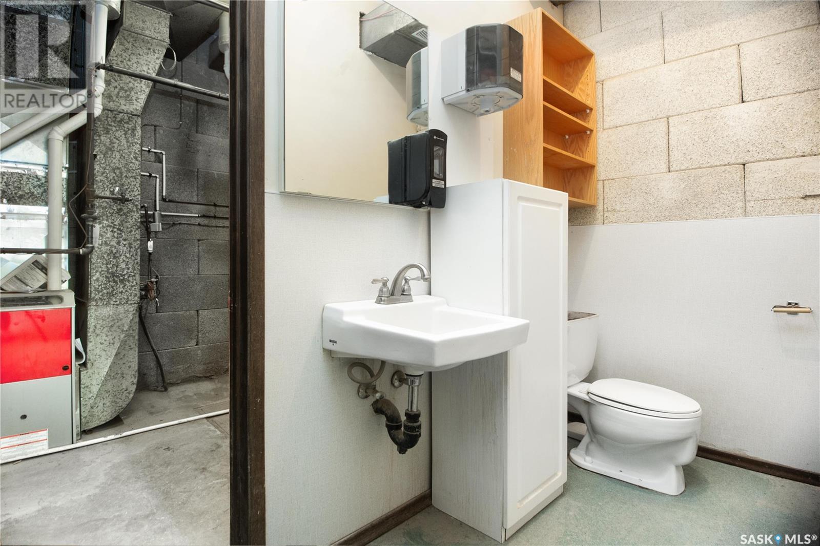 325 17th Street W Property Photo 10