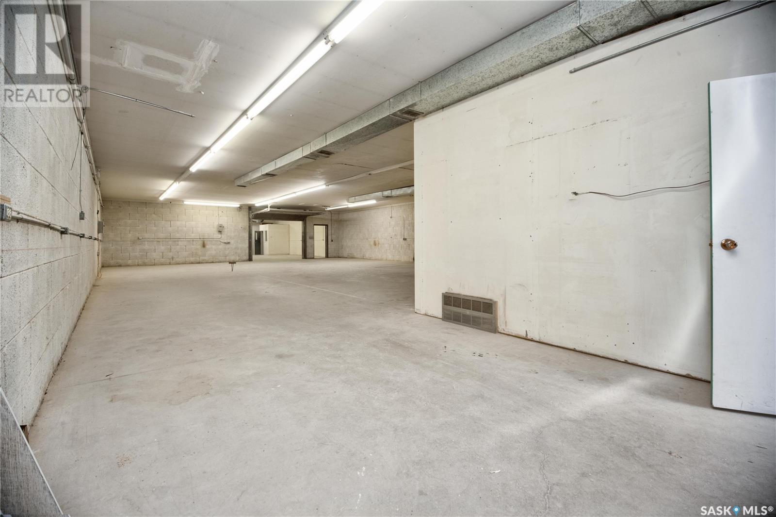 325 17th Street W Property Photo 12