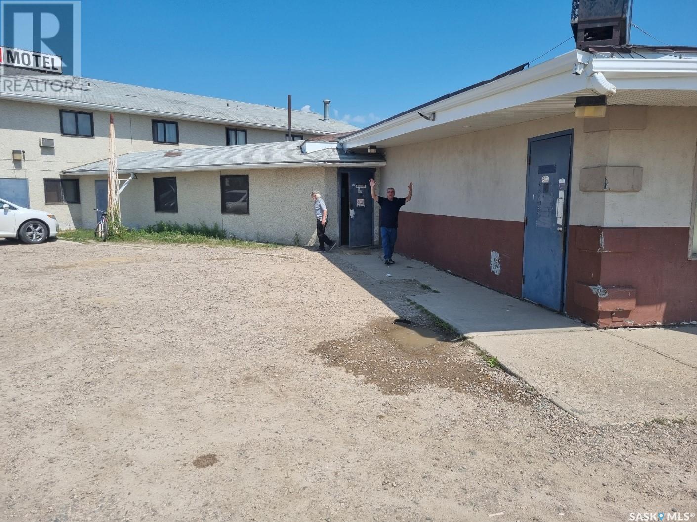 102 9th Street W Property Photo 2