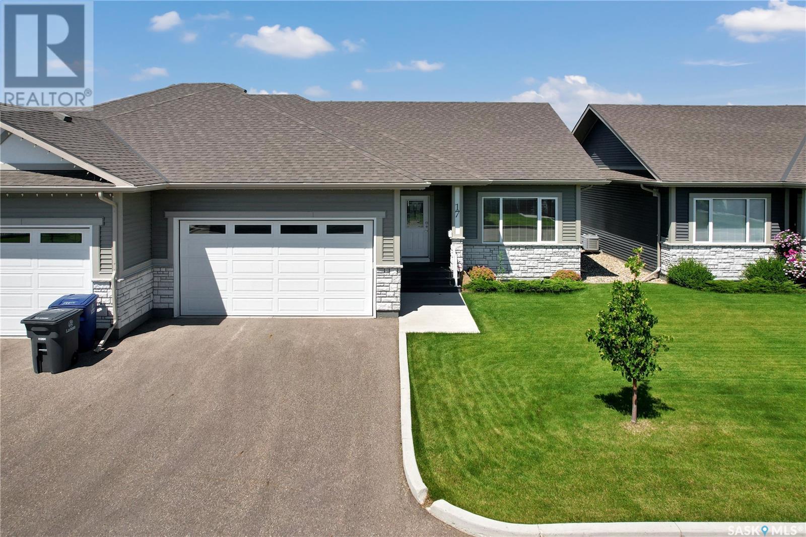 17 435 Palmer CRESCENT Property Photo 1