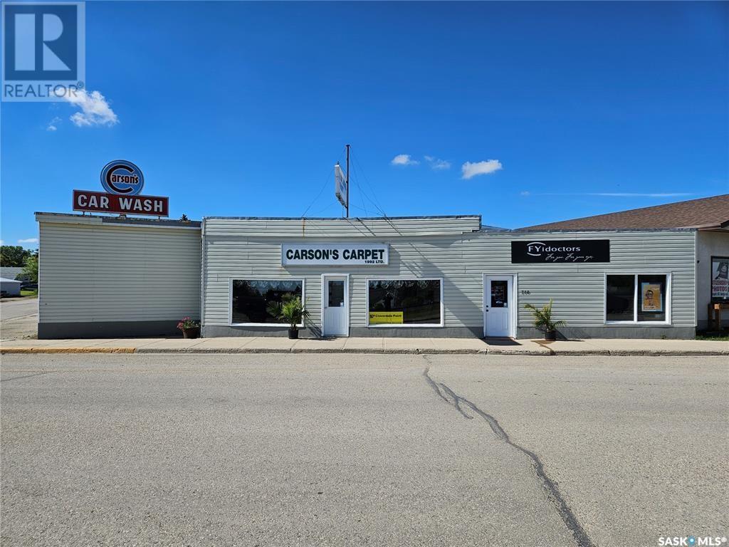 712 Railway STREET Property Photo 1