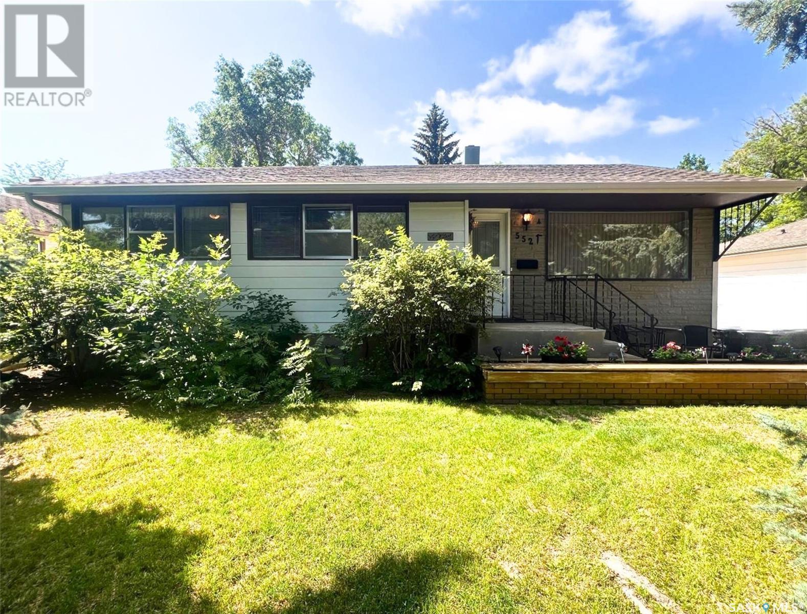 552 Grey STREET E Property Photo 1
