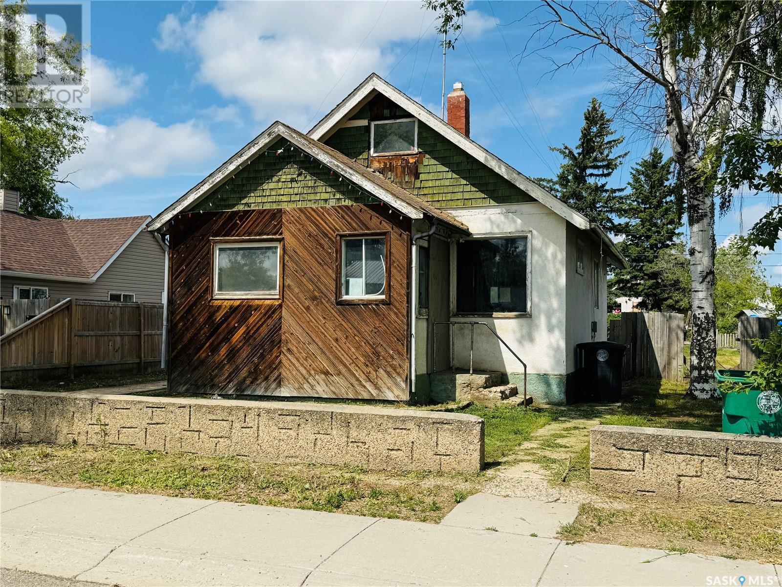 211 4th Avenue W Property Photo 1