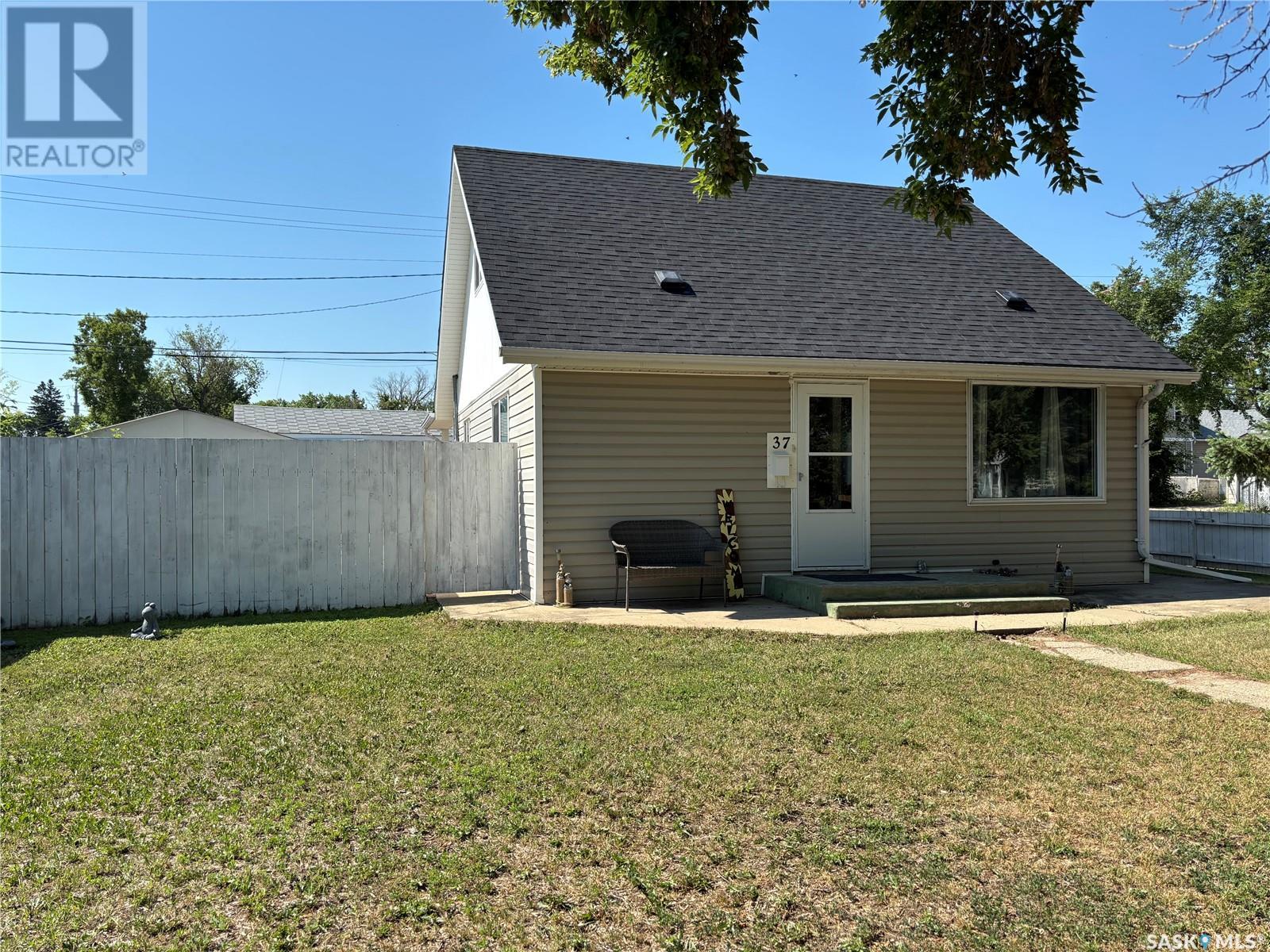 37 Coteau Street W Property Photo 1