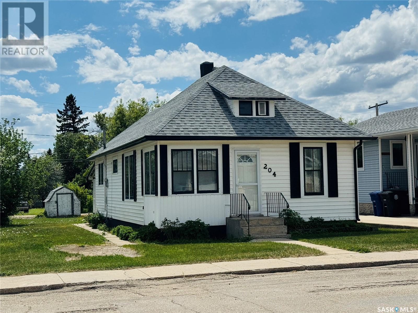 204 5th Avenue W Property Photo 1