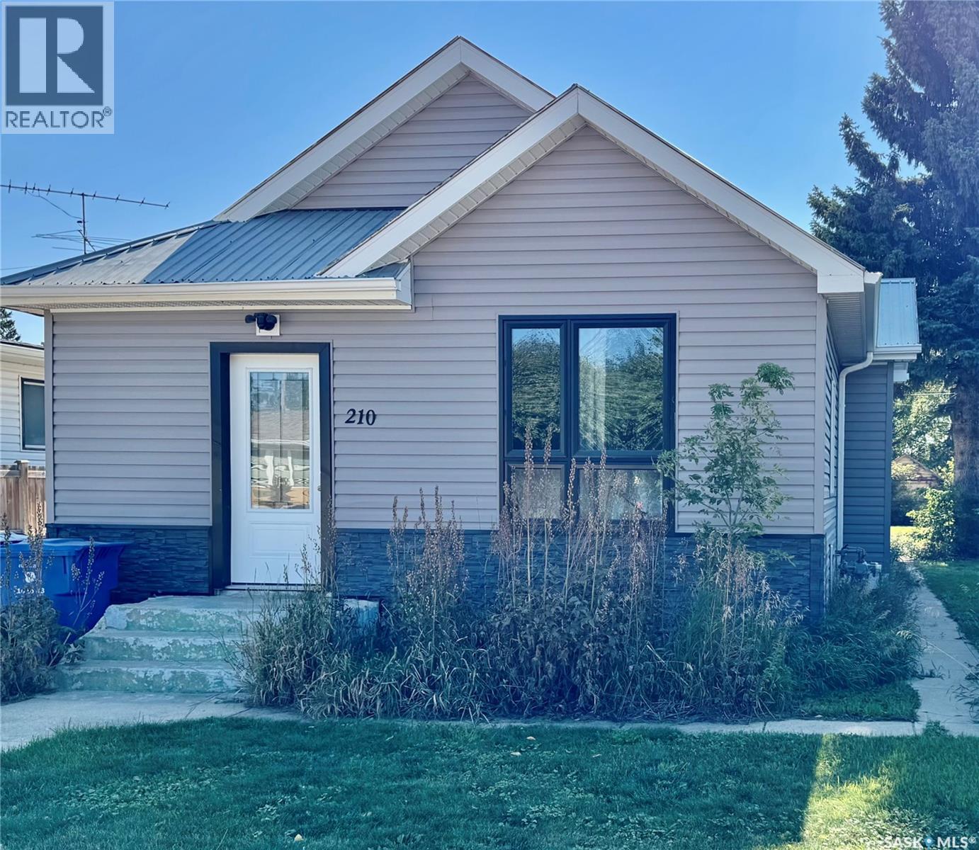 210 1st Avenue E Property Photo 1