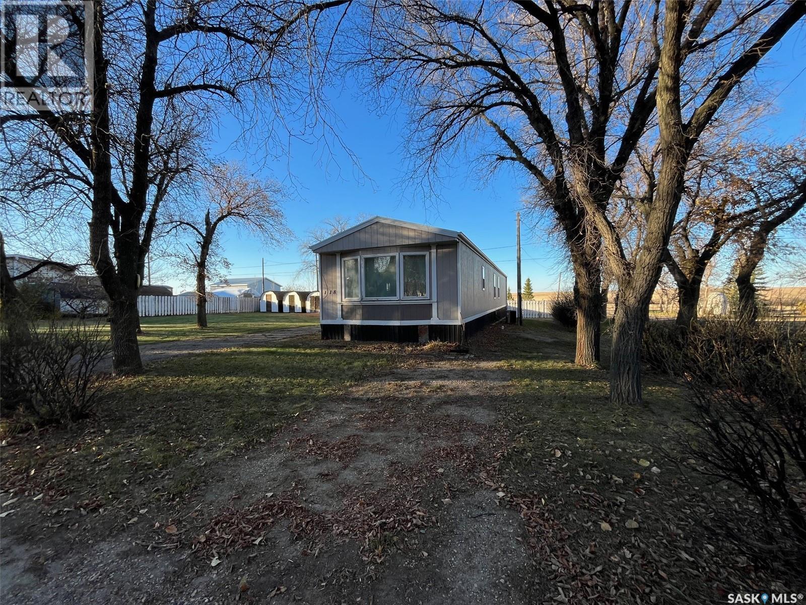 118 2 Avenue E Property Photo 1