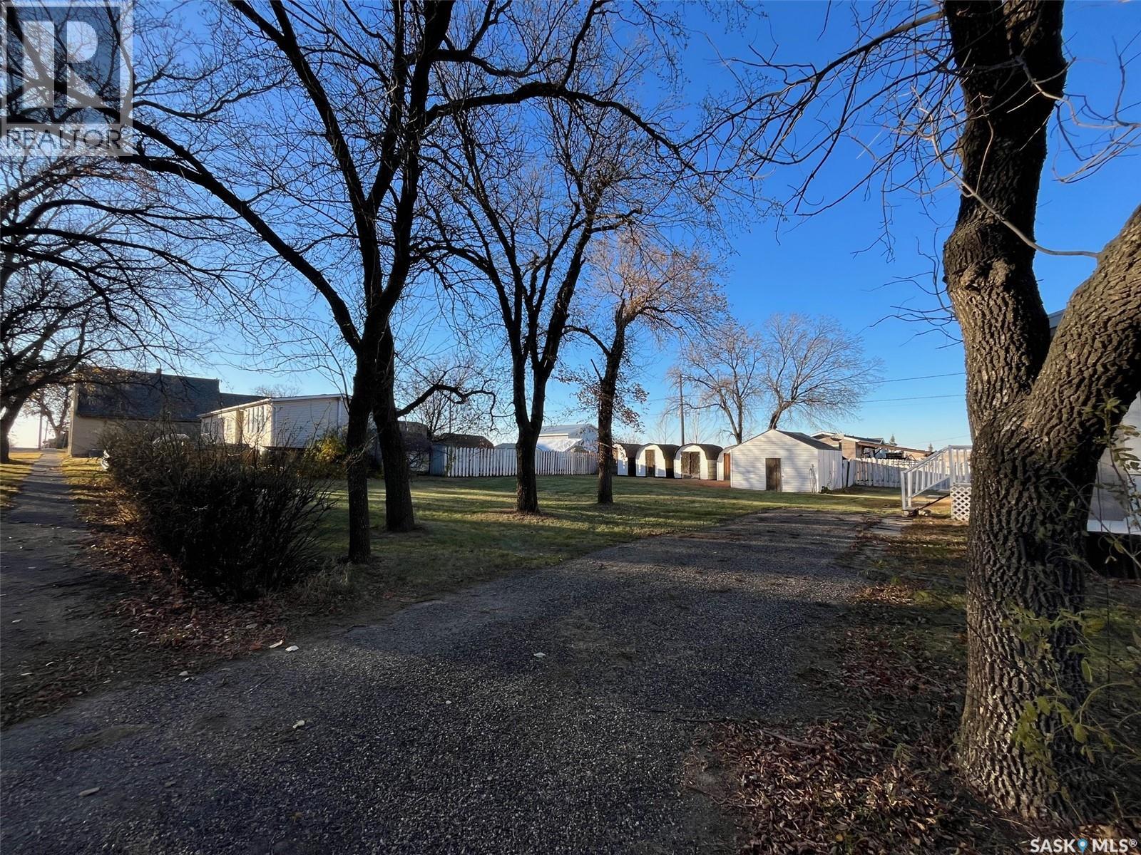 118 2 Avenue E Property Photo 2