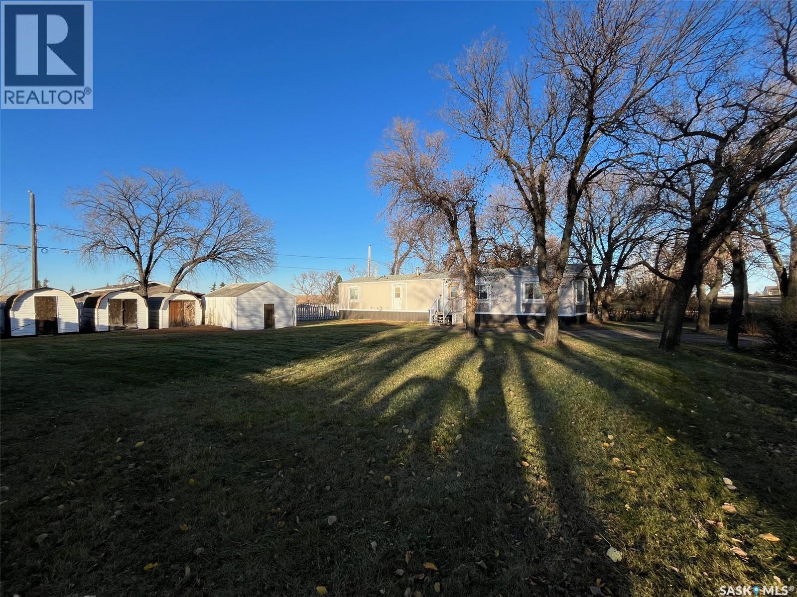 118 2 Avenue E Property Photo 3