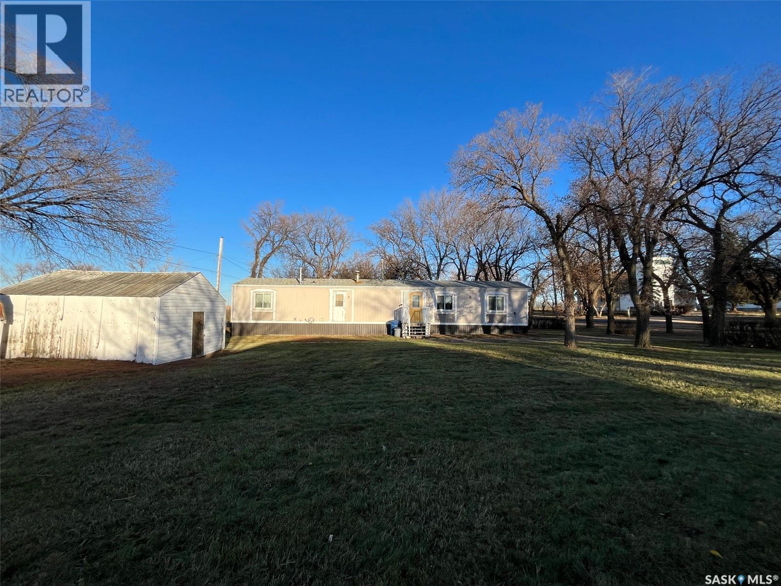 118 2 Avenue E Property Photo 4