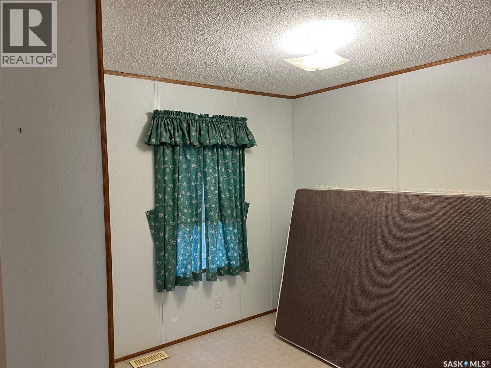 118 2 Avenue E Property Photo 5
