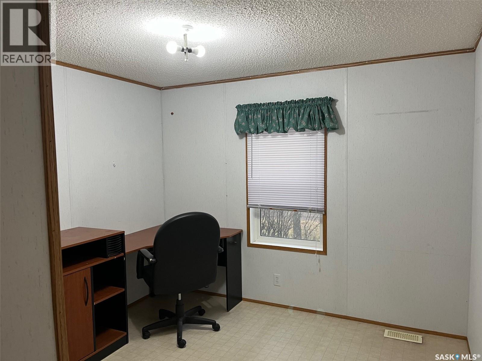 118 2 Avenue E Property Photo 8
