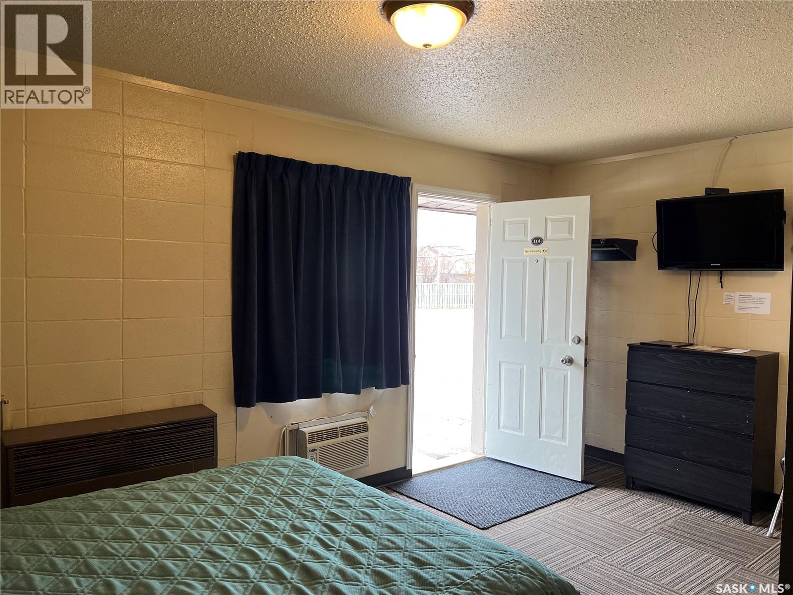 412 9th Street W Property Photo 24