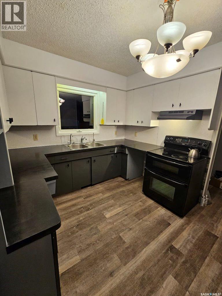 203 2nd Property Photo 13