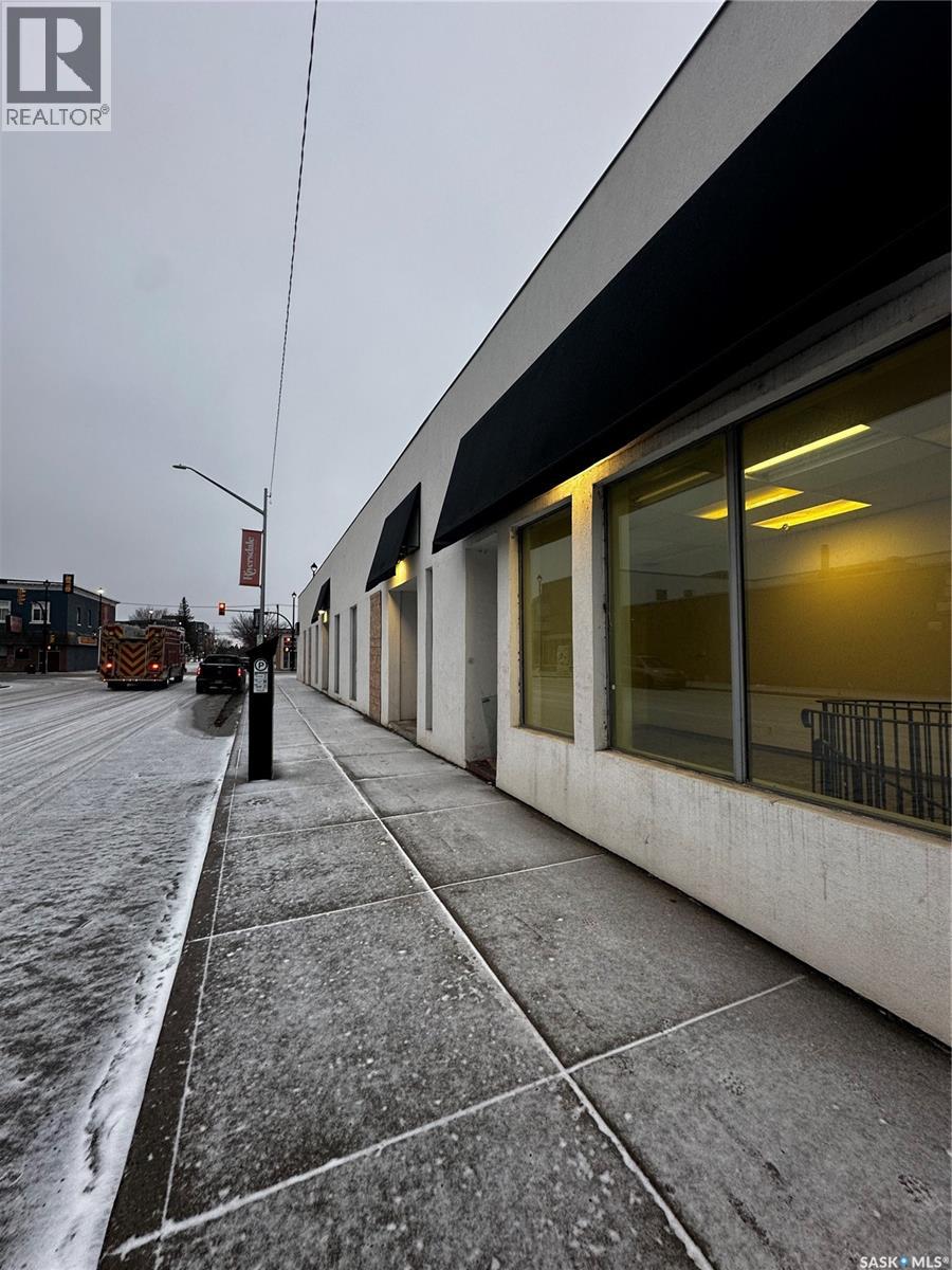 306 20th Street W Property Photo 2